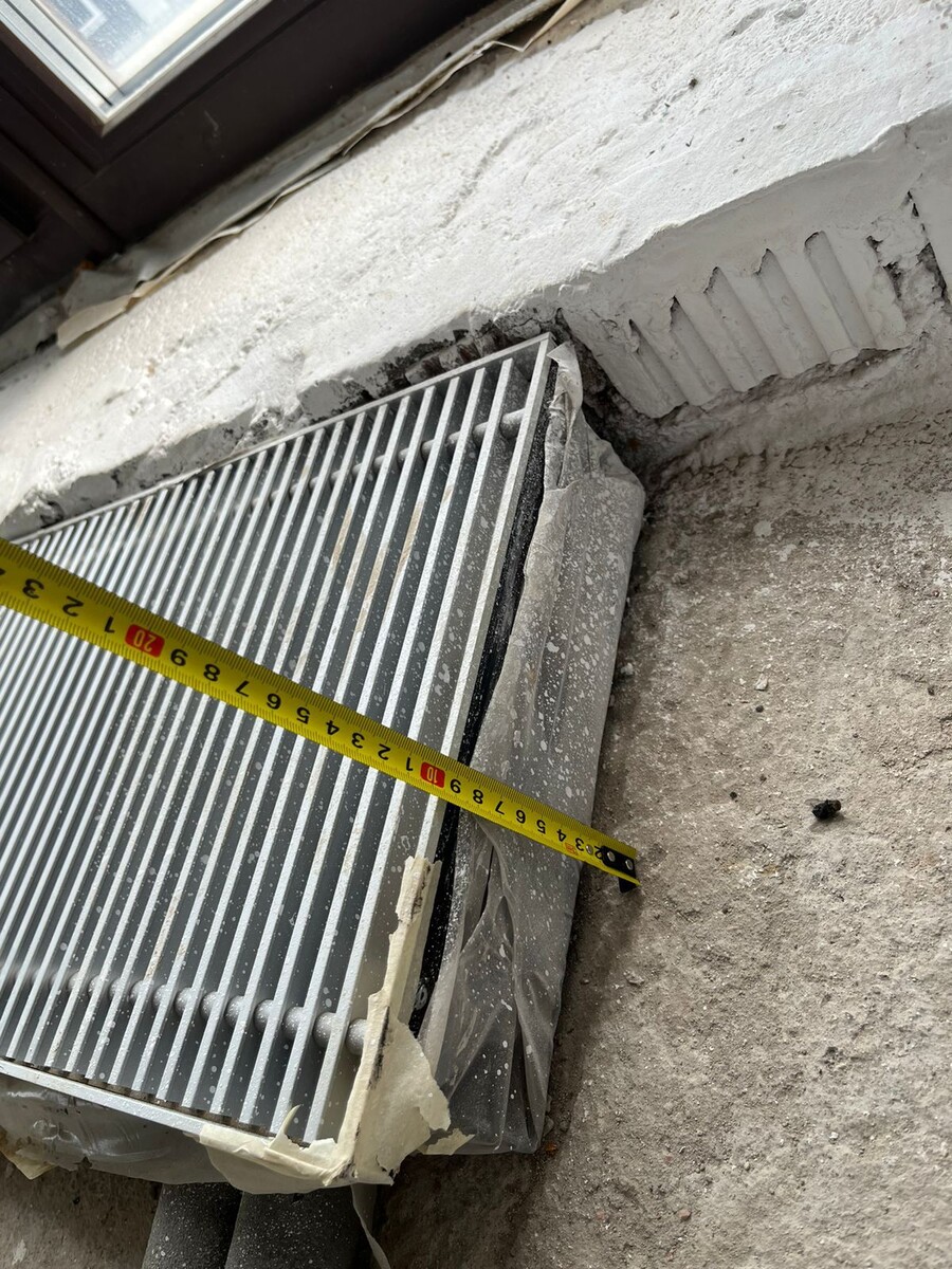 Фото:  Глубину конвектора тоже измеряют, потому что от нее зависит высота стяжки