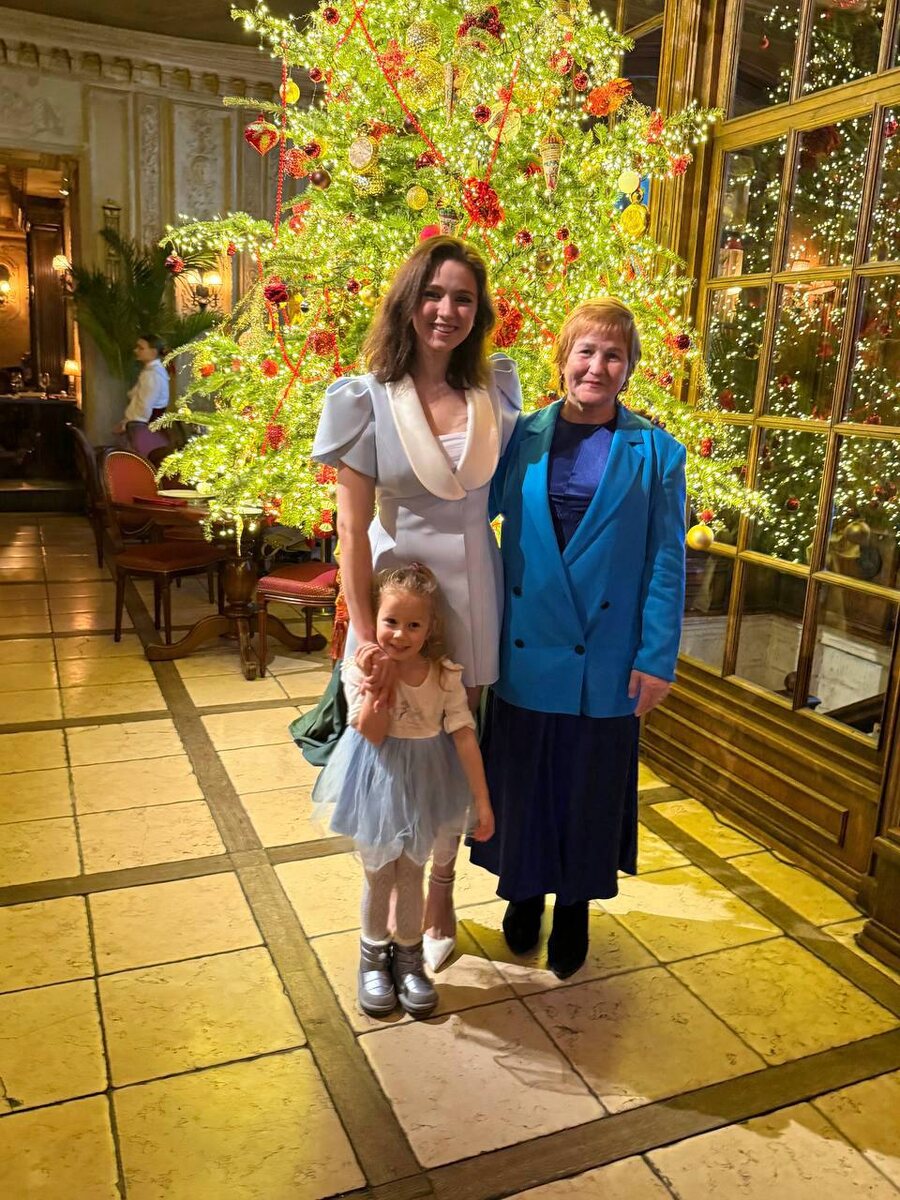 Камила Валиева и Арина Порхал с мамой из Горловки (ТГ-канал Камилы Валиевой).