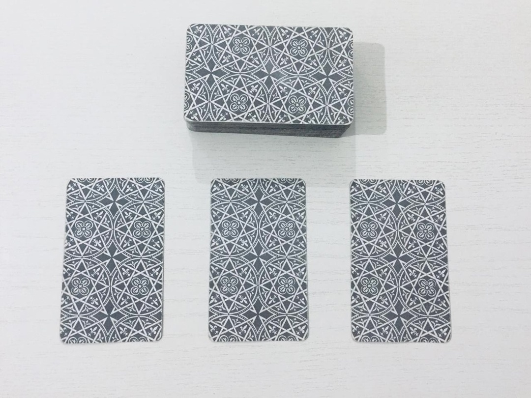 Выберите 1 карту слева направо.