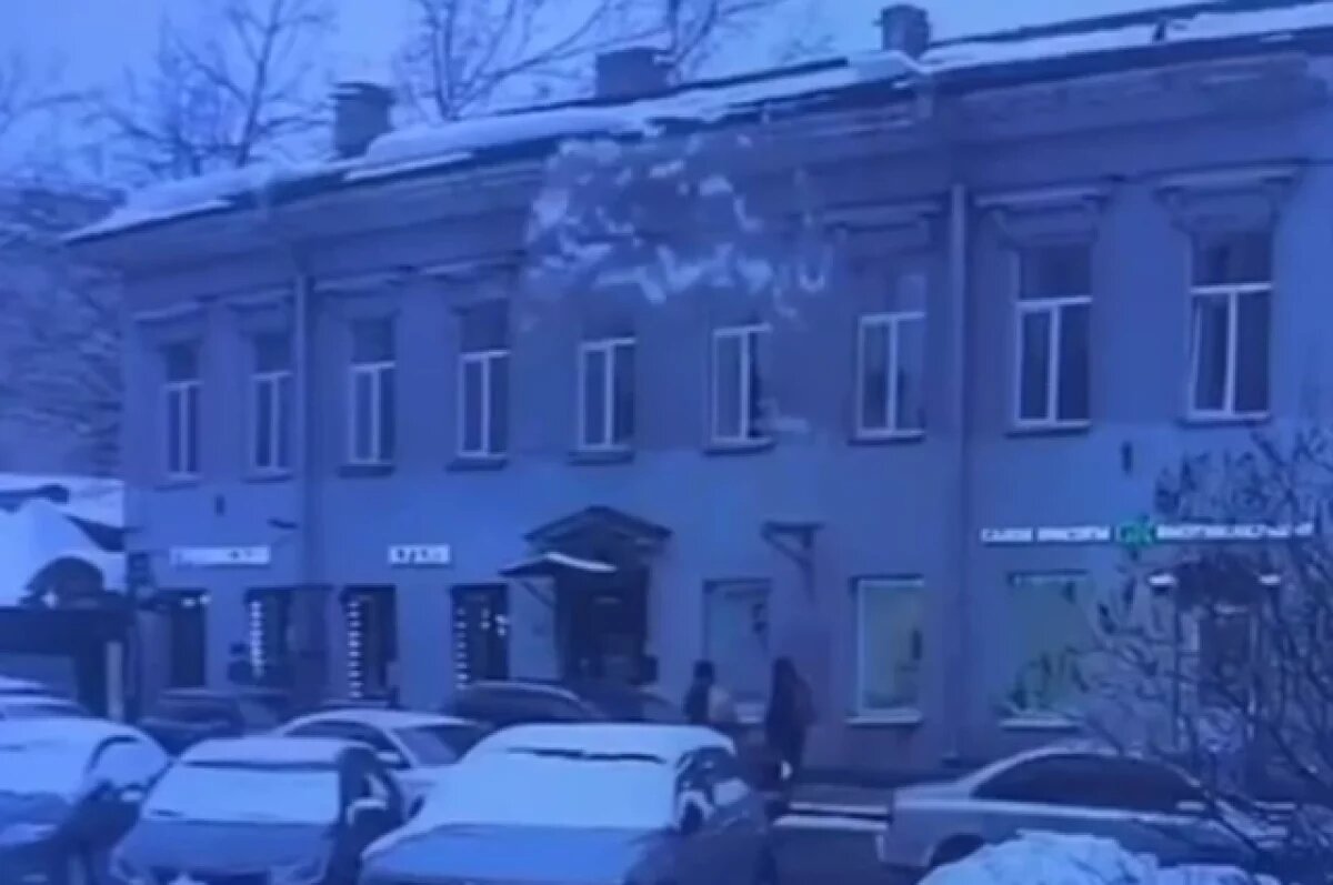    Люди и не подозревают, что через секунду на их головы обрушится наледь.