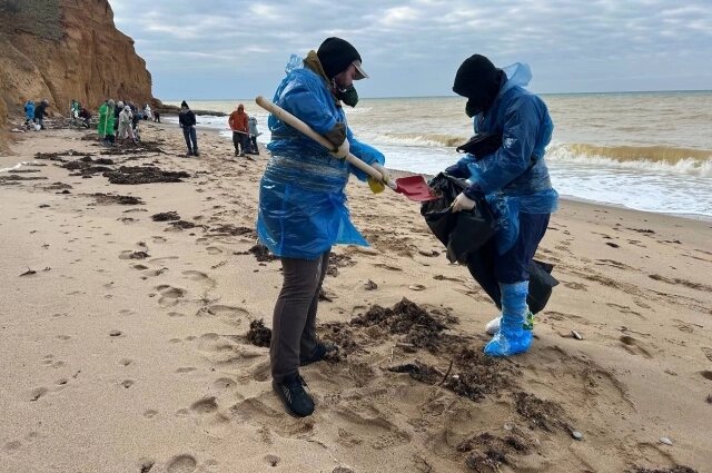    Ветер все еще может пригнать мазутные пятна к Севастополю. Фото: администрация Севастополя