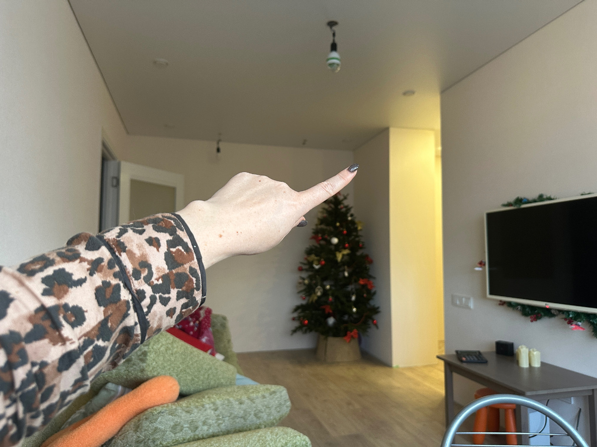 Изначально думали повесить кондиционер вот на это место, но пришлось бы тянуть длинную трассу и все это прятать под потолком, а слив убирать в стояк. Сложно и дорого. Отказались от этой идеи