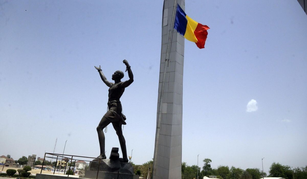     Флаг Чада в Нджамене. Источник: ria.ru Автор фото: © AP Photo / Sunday Alamba