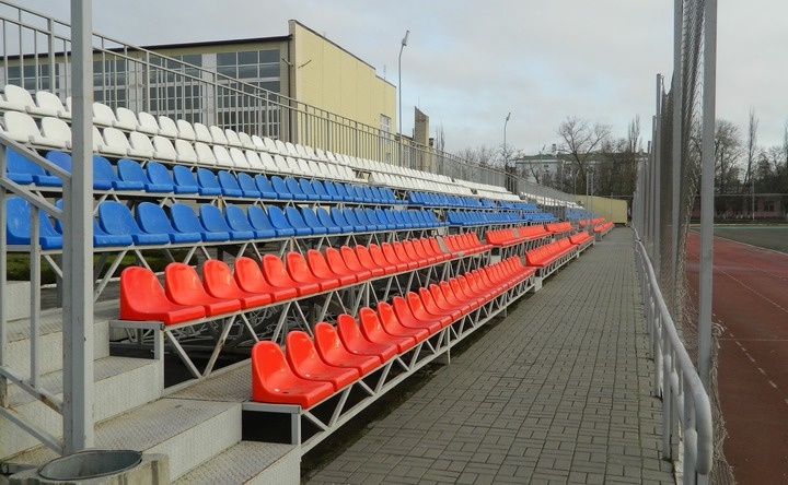 Трибуна стадиона СШОР №9. Фото ruffnews.ru
Трибуна стадиона СШОР №9. Фото ruffnews.ru