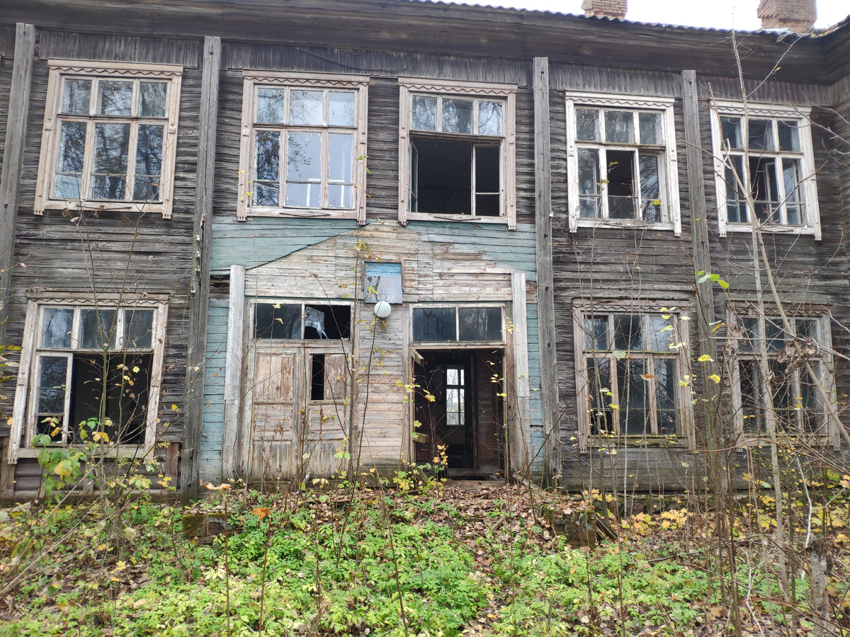 Никогда не видел такой школы, полностью деревянная, в каждом классе стоит печь 