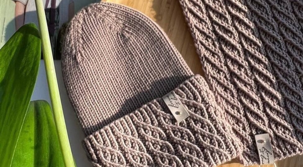 Шапка зимой не роскошь, а необходимость! Вяжем простые, но красивые варианты спицами