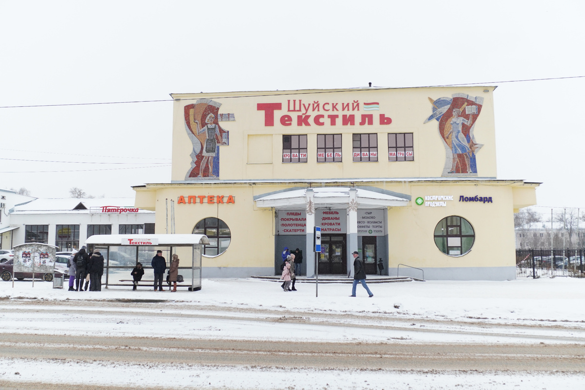Город встретил тёплой погодой и мелким дождём
