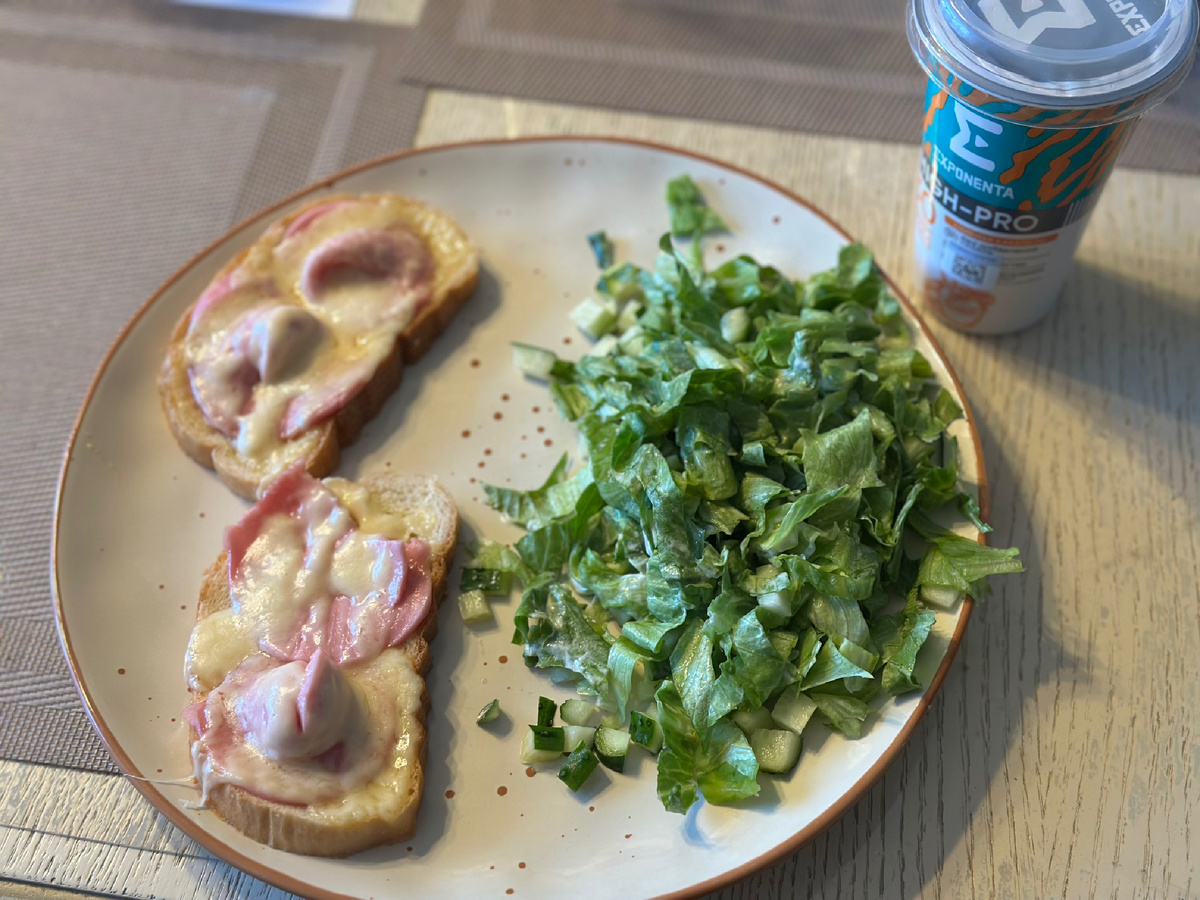 Айсберг, огурец, капля легкого майонеза, бутерброды с сыром и колбасой, экспонента.