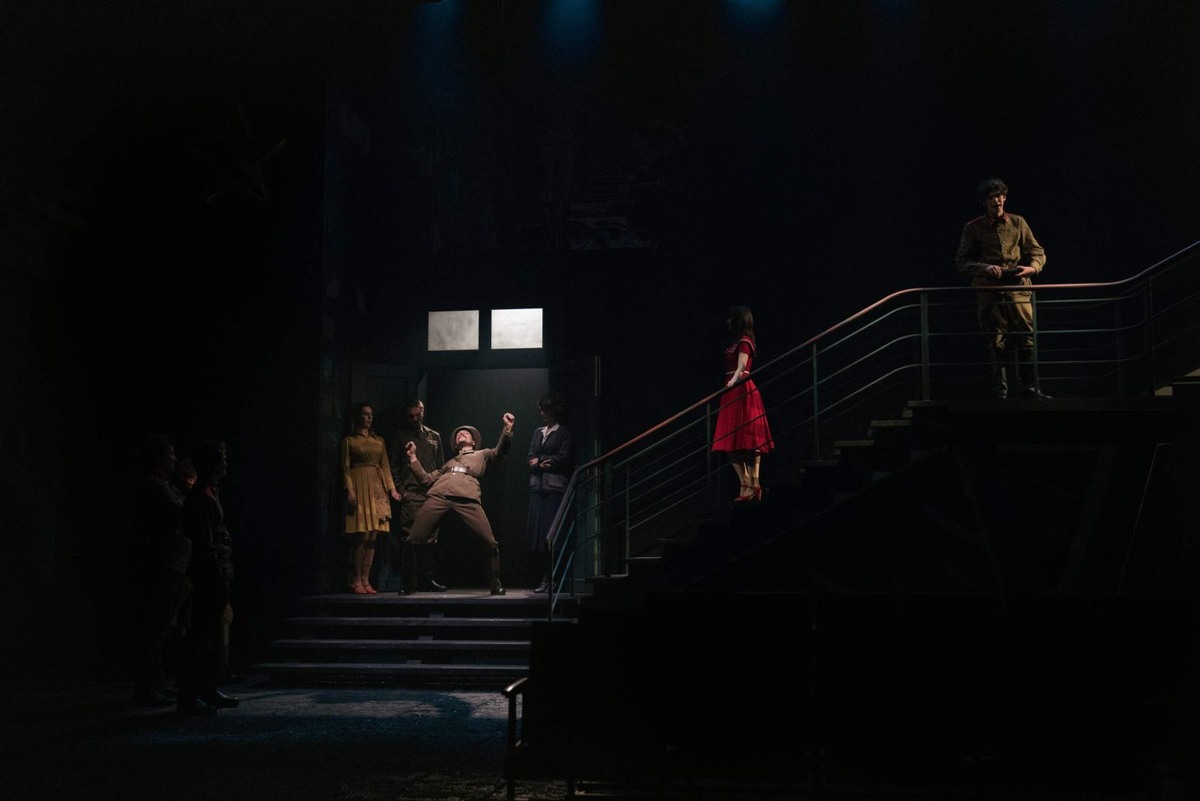 Генерал и его семья. Фото - Яна Овчинникова. С официального сайта Театра имени Вахтангова: https://vakhtangov.ru/uploads/2022/09/DSC03762-Edit-1600x1067.jpg