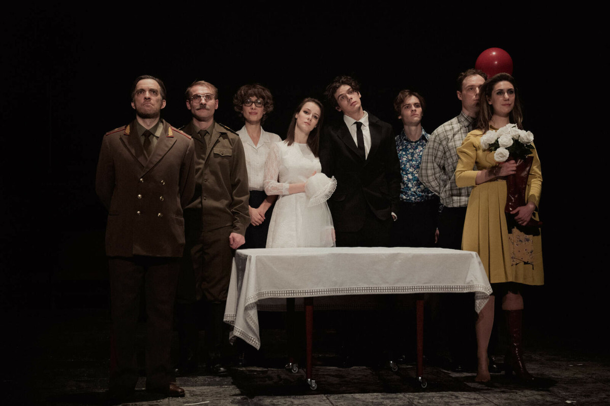 Генерал и его семья. Фото - Яна Овчинникова. С официального сайта Театра имени Вахтангова: https://vakhtangov.ru/uploads/2022/12/DSC04608-Edit-1600x1066.jpg