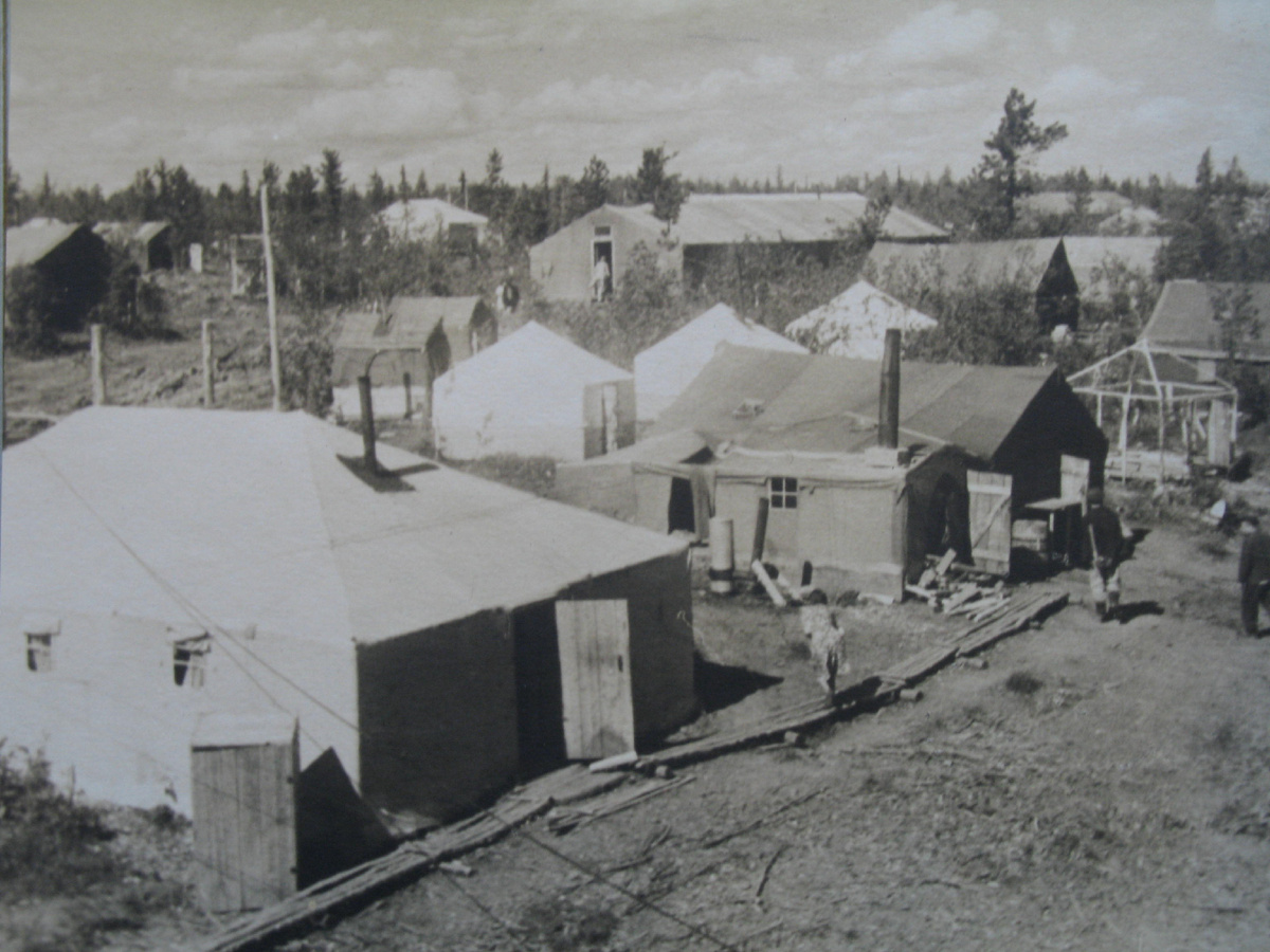 Лагерь изыскателей на трассе железной дороге Чум-Салехард-Игарка