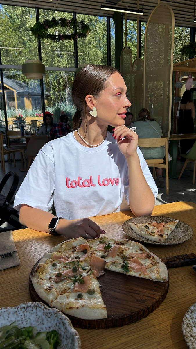 Футболка total-love.ru как вариант стильного образа или подарка на 14 февраля