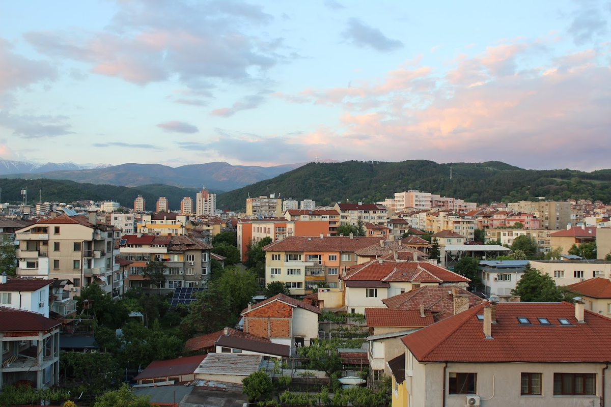 Блаеговград, Болгария. Микрорайон, называемый у нас "широк център". С видом в сторону идеального центра :), май 2024 года