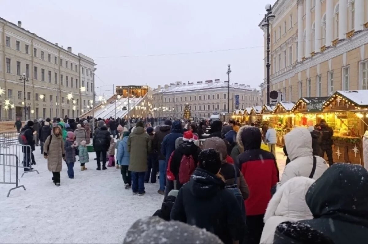    Чтобы прокатиться, горожанам и туристам иногда приходилось провести в очереди по часу, а то и больше.