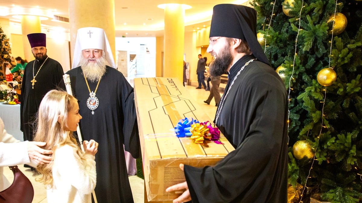    Митрополит Павел принял участие в акции «Ёлка желаний»