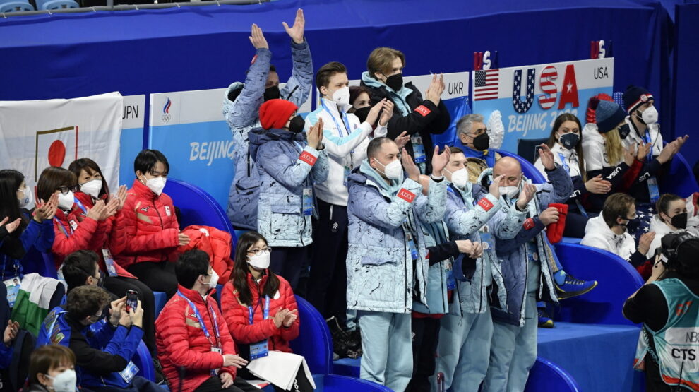    Сборная России по фигурному катанию радуется прокату Кондратюка на Олимпиаде. Фото: REUTERS