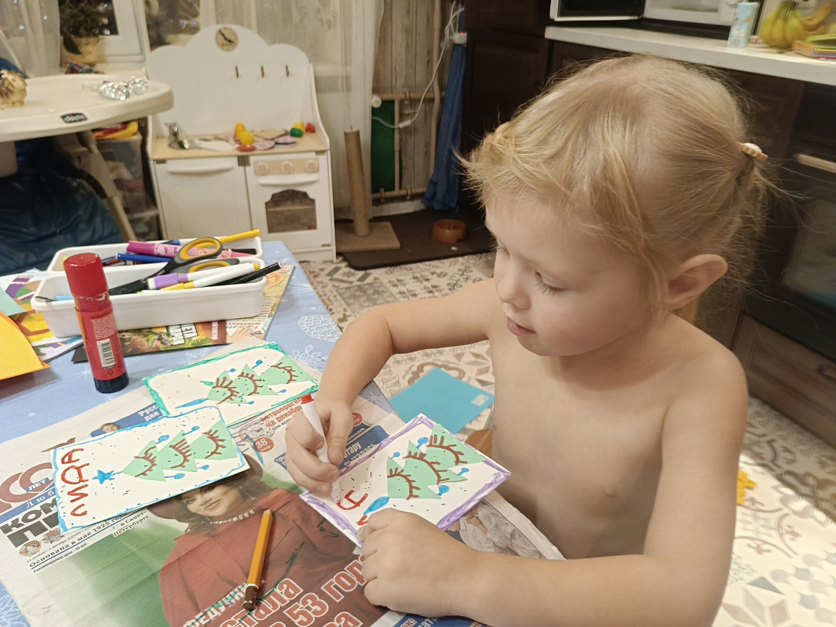 Итоговый результат сильно отклонился от моей изначальной задумки, но получилось даже лучше. Так радует, когда ребёнок включается в процесс и уже сам генерирует идеи.