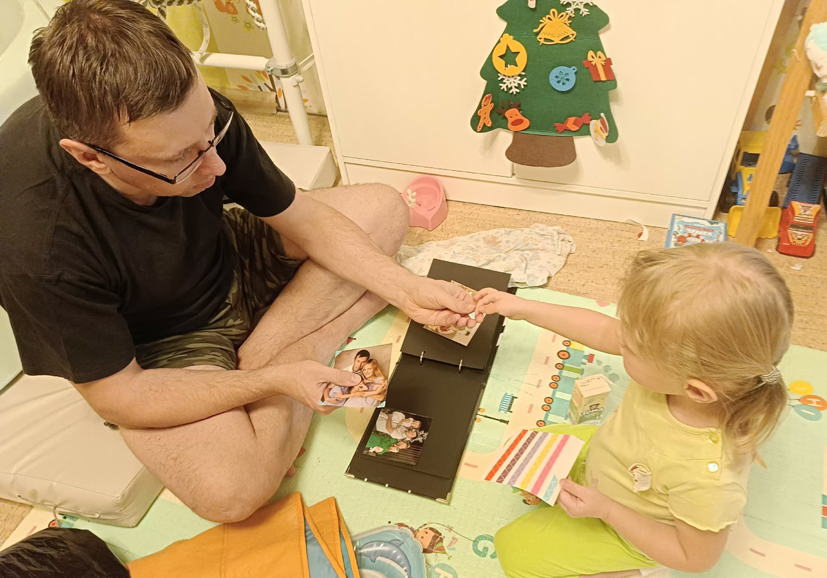 В этом году к заполнению альбома присоединилась и старшая дочка. 