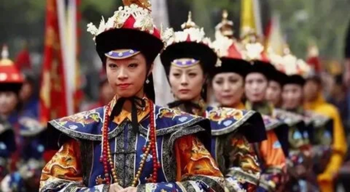 Цзифу (吉服). Праздничный костюм, надеваемый на менее официальные случаи. Символизировал статус, богатство и уважение к традициям. 