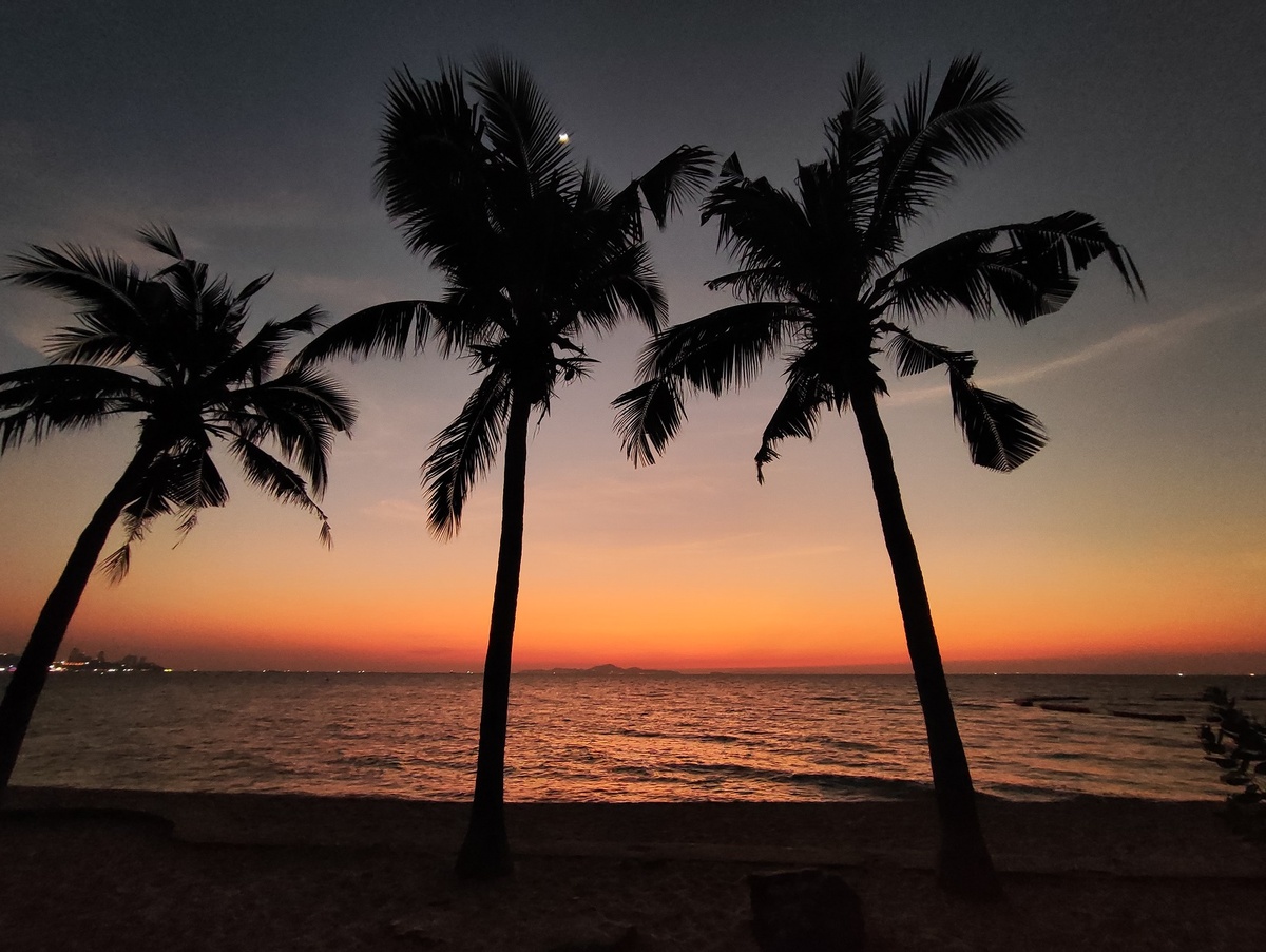 Закат на пляже Вонгамат, Паттайя