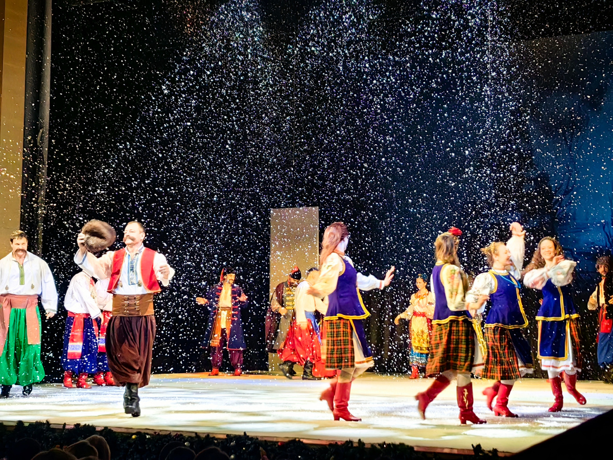 Фото с поклонов, даже они с хороводом))