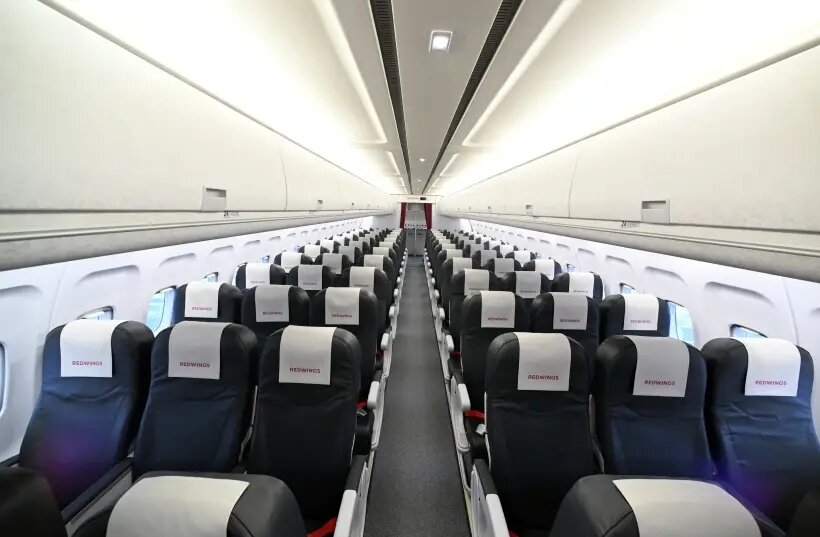     Салон среднемагистрального пассажирского лайнера Ту-214. © РИА Новости. Максим Богодвид