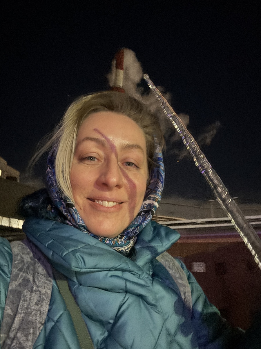 Фото автора. Гуляли и искали большие сосульки. Как здорово, когда твоя единственная задача в моменте - найти самую длинную сосульку ))