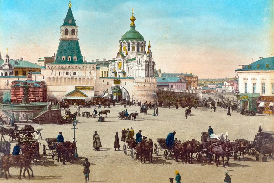 Вид на площадь образца 1890 г. Кадр изначально был черно-белым, раскрашен ретушерами. На снимке виден водоразборный фонтан, Никольская башня с воротами и часовня Пантелеймона.