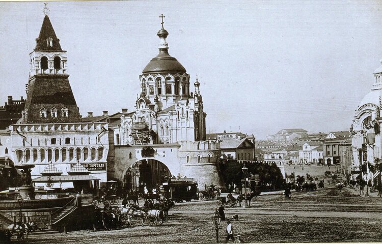1897 год. Вид на Театральный проезд. Справа от нее сейчас Детский мир, а слева на месте ворот — ТЦ «Наутилус». Фото: из альбома «Souvenir de Moscou»
