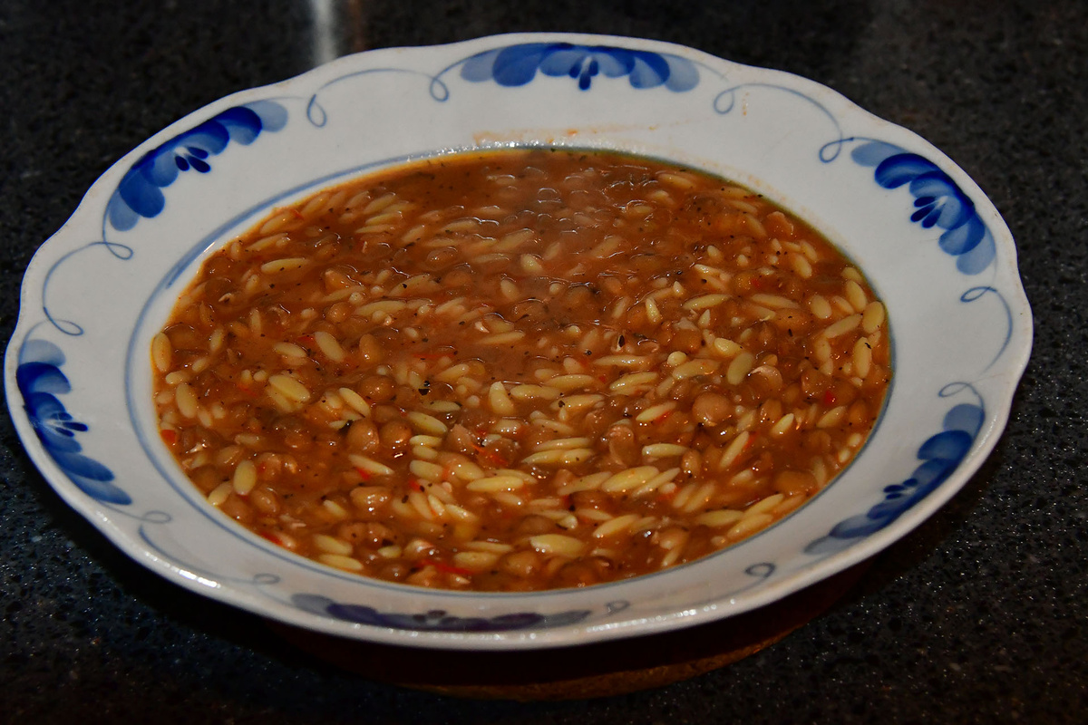 Суп из чечевицы и ячменной лапши