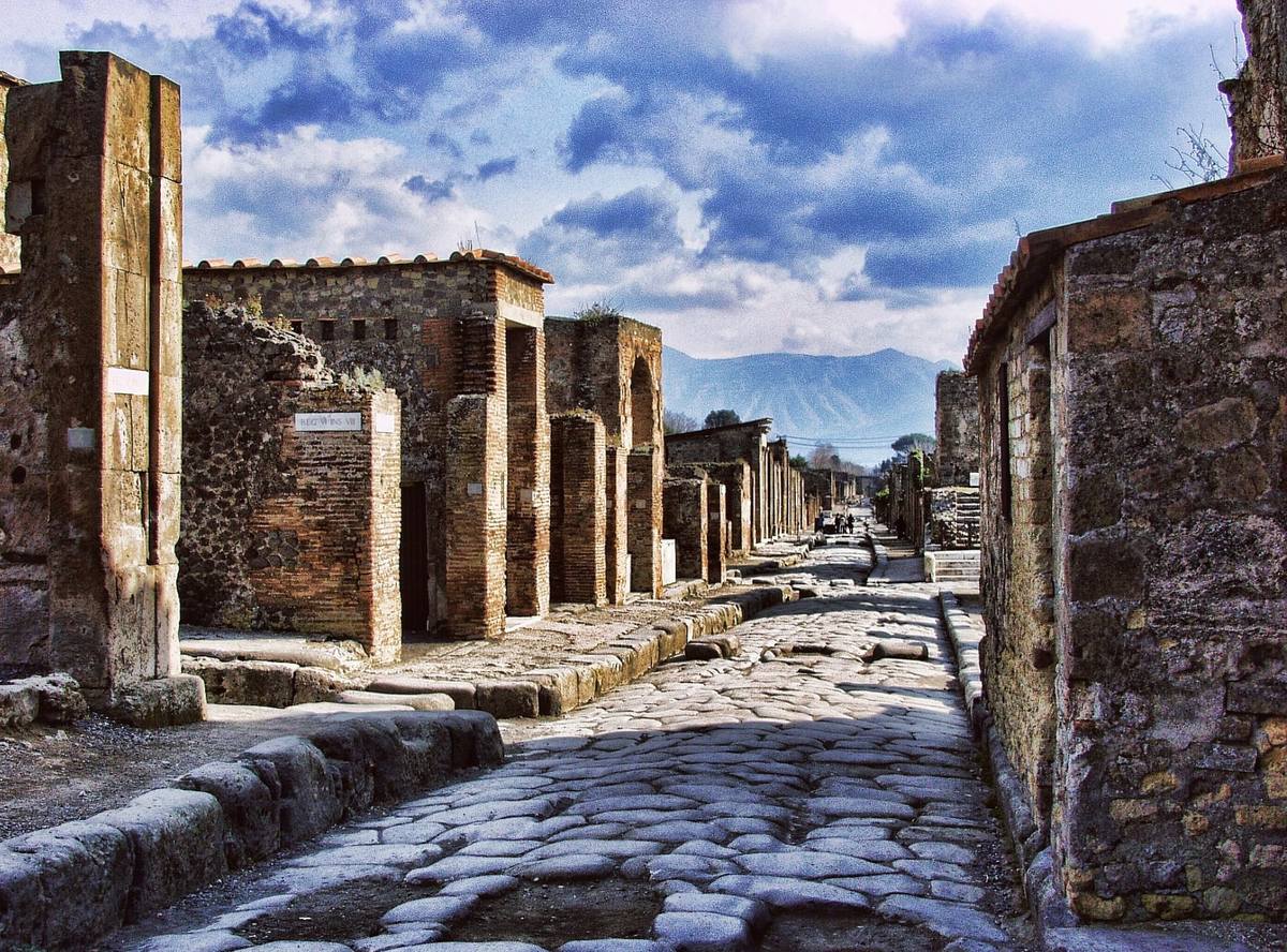 Помпеи. Источник фото: https://www.interfax-russia.ru/tourism/news/turistka-vernula-ukradennye-iz-pompey-artefakty-schitaya-chto-oni-proklyaty