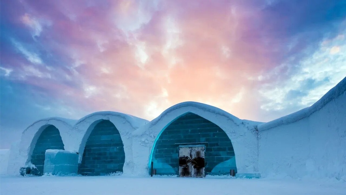 Отель строят из снега и ледяных блоков с реки Торне. Тонны льда добывают весной и хранят в специальном помещении до начала строительства. Фото: Яндекс / Яндекс Карты