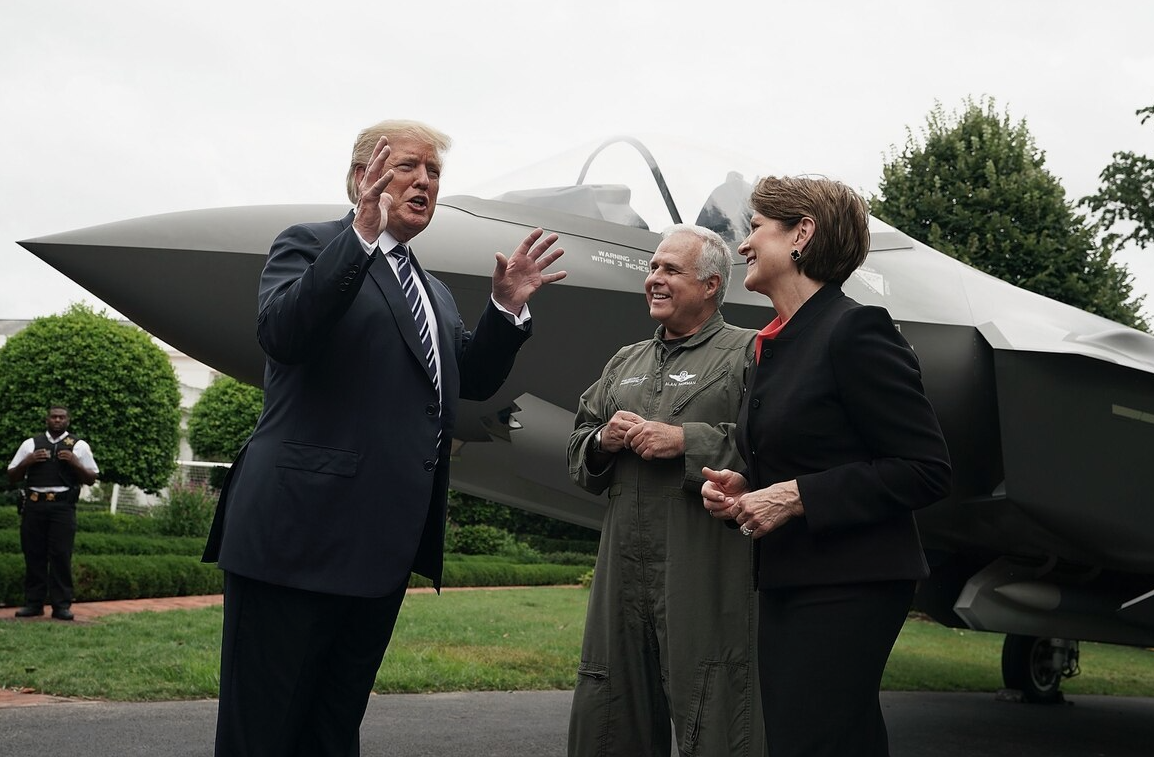 Трамп, как известно, программу Ф-35 очень не любит. Но не настолько, чтобы отказываться от живых денег. Продажу торпедировала команда Байдена из-за инклюзивной повестки. А теперь уже поздно. Фото АР