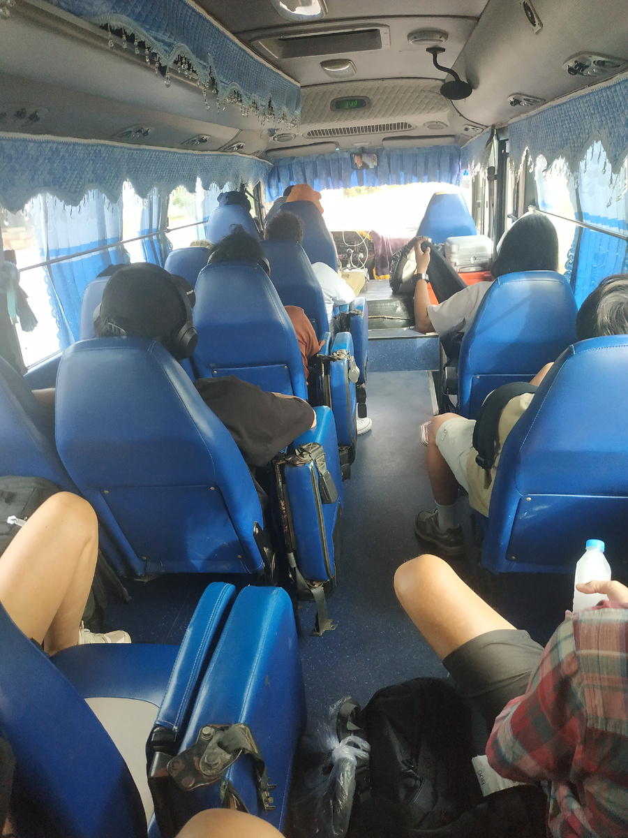 Немаленький автобус. Мы вдвоем - на задней скамейке, удобно