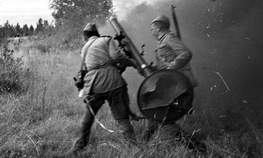 Солдаты с миномётом 82-мм меняют свою позицию прикрываясь дымовой завесой.