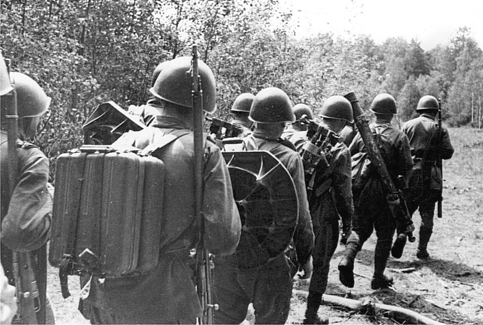 Советские расчёты миномётов 82-мм в походном состоянии