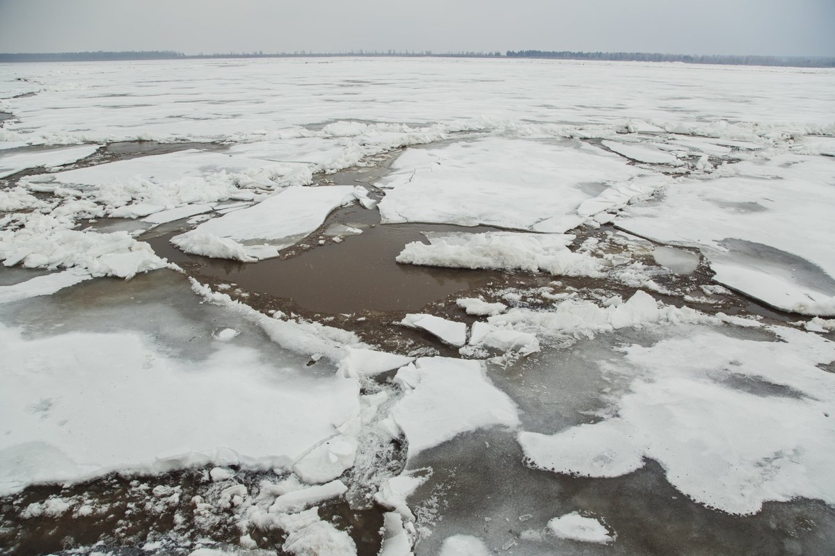    Директор АО «УПТОИК» Ханты-Мансийска провалился на снегоходе под лёд и погиб