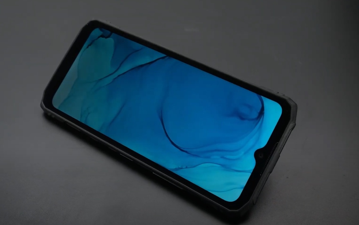    Смартфон имеет мощный корпус с защитными элементами по углам. Источник: YouTube @Sunskyonlinevideo