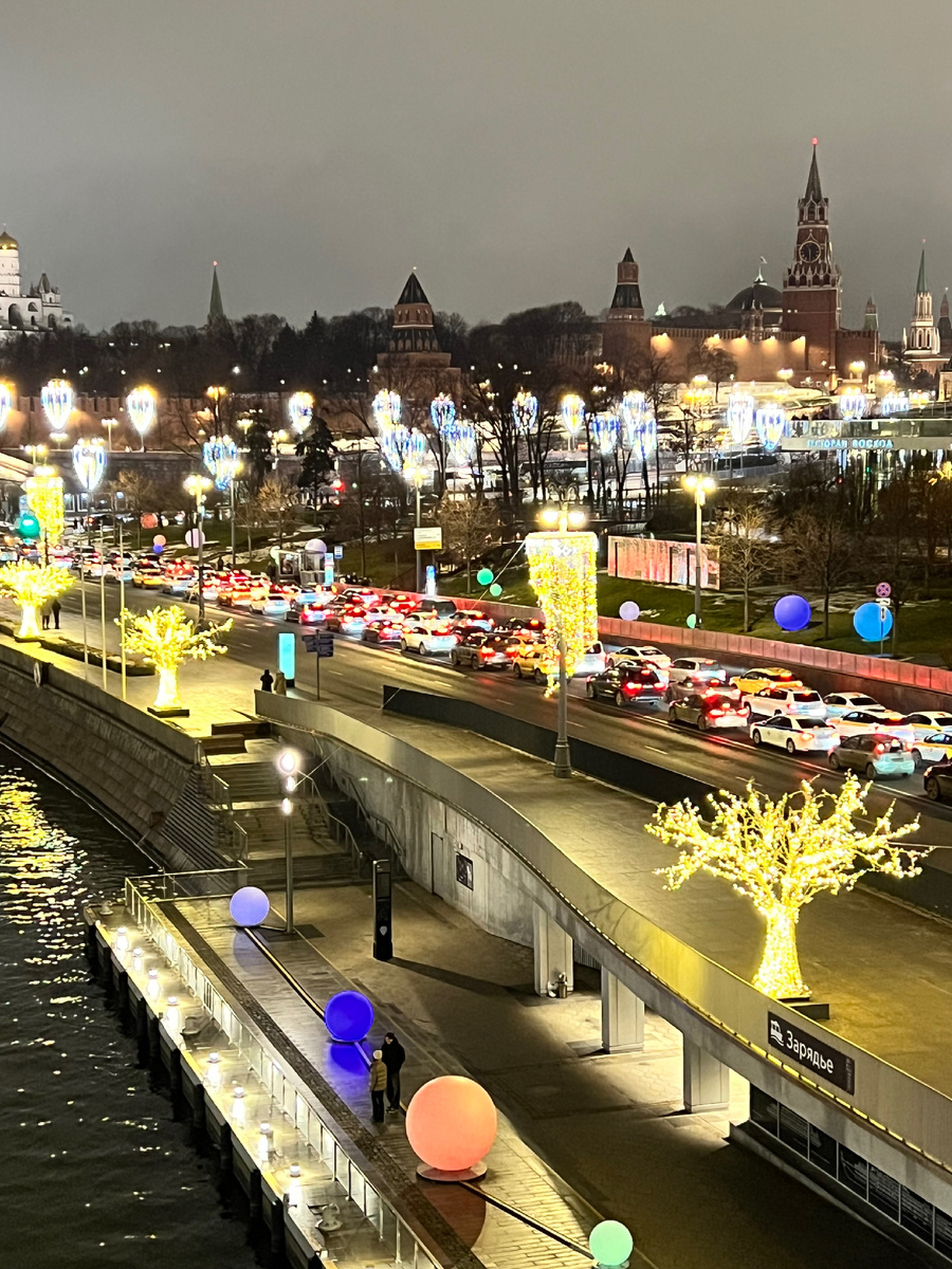 Открытка с видом на Кремль с моста парка Зарядье. 