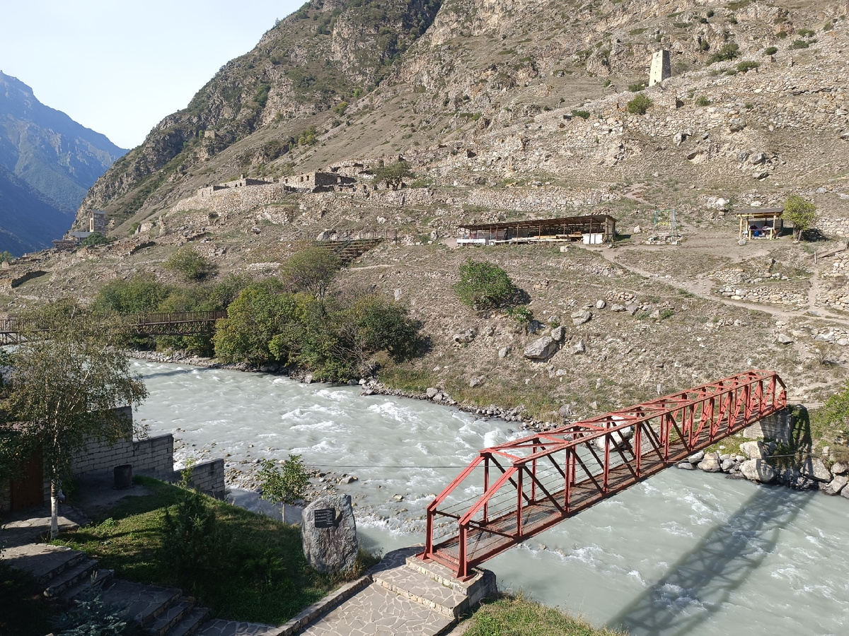 вид из гостиницы на мостики через Черек Балкарский и на Мёртвый город. Видна сторожевая башня Абаевых, здесь Балабанов снимал фильм "Война" с Бодровым. 