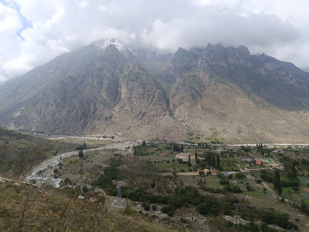 вид на речку Рцывашки, видны укреплённые опоры новой ЛЭП. В месте слияния рек Рцывашки и Черек расположен Гостиный двор.  Напротив гора Речитебе 3477 , мы за неё ходили на озеро Гийбашкель 3140