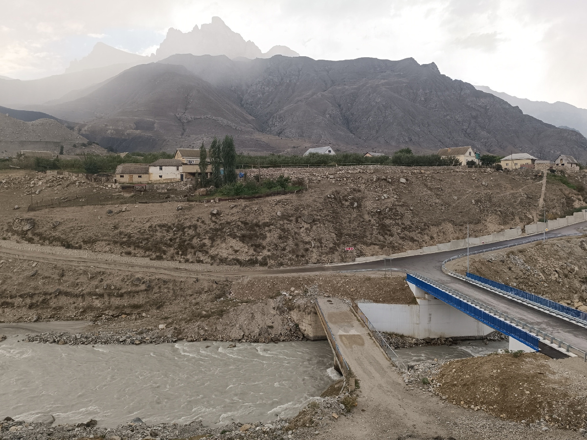 это 3 километра ниже по течению, отсюда мы пришли из похода по ущелью Чайнашки. Вверху слева видны склоны, покрытые чёрным филлитом - там это ущелье. 