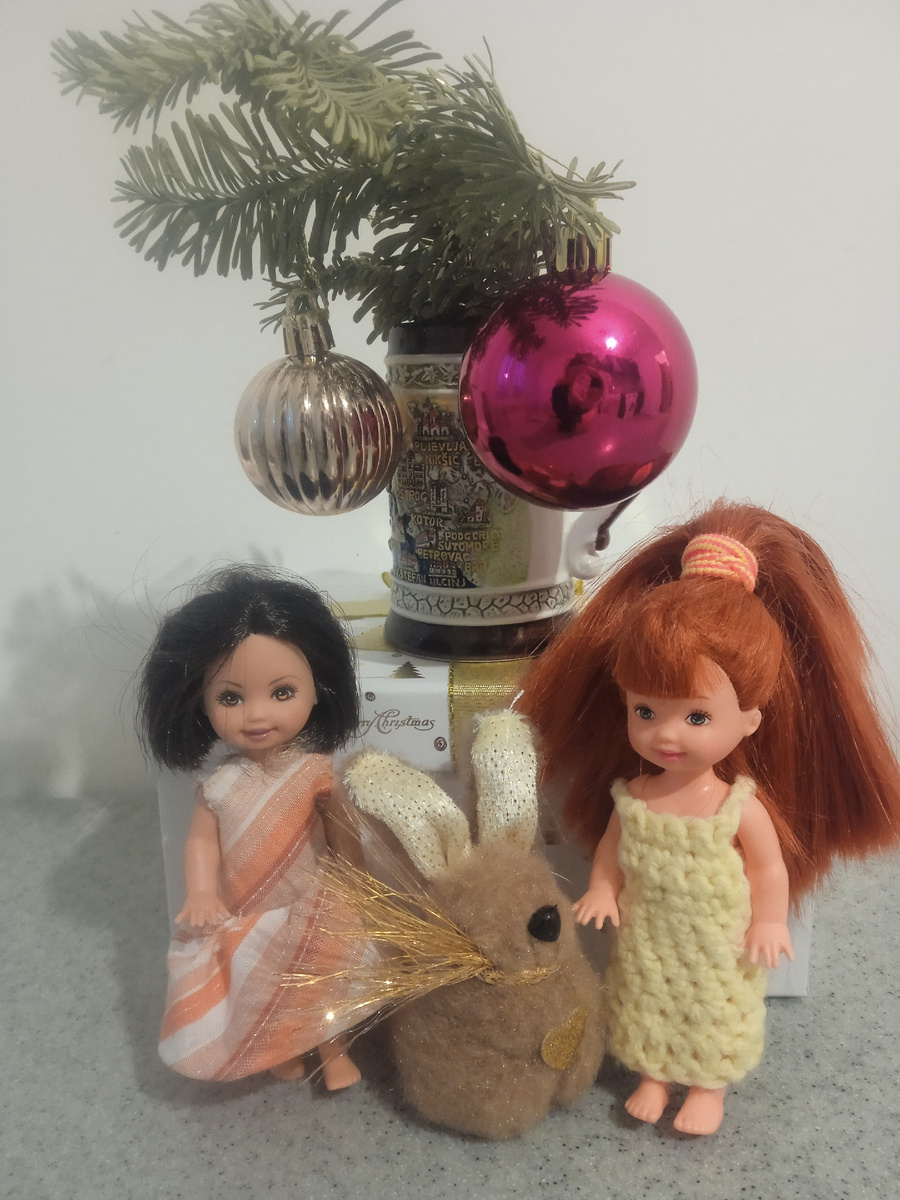 Света и Жанна нашли очередную ёлку. Фото автора.