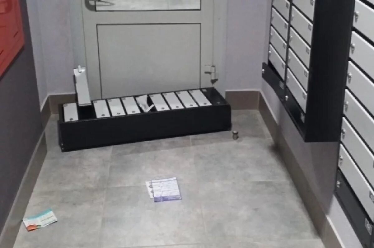    Сирота вместе с приятелями постоянно ломают общедомовое имущество. На фотографии последствия их недавней выходки.