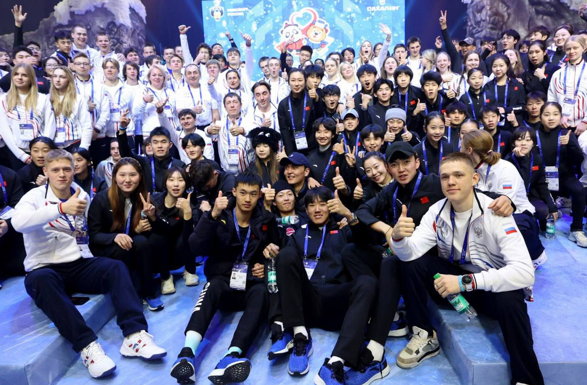 Российские и китайские спортсмены после церемонии открытия