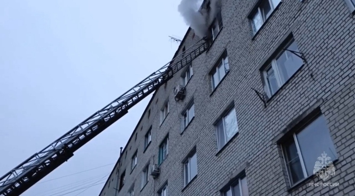    Прямо сейчас спасатели МЧС России ликвидируют возгорание в центре Курска