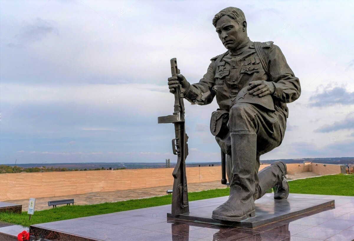 Памятник, установленный поисковиками "Миус-Фронт" на Самбекских выстотах