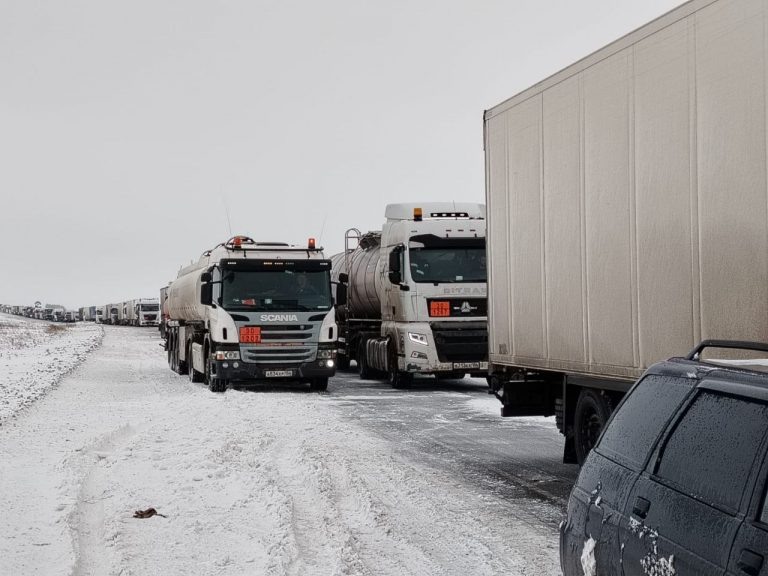    Из-за метели ограничено движение на дороге между Абдулино и Шарлыком Оренбуржье