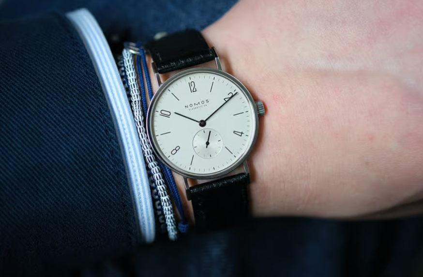 Компания NOMOS известна своими минималистичными дизайнами и точностью калибров собственного производства.