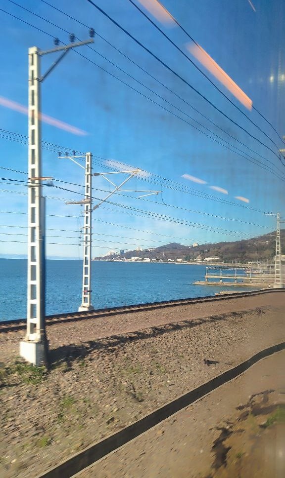 Электричка идет вдоль моря